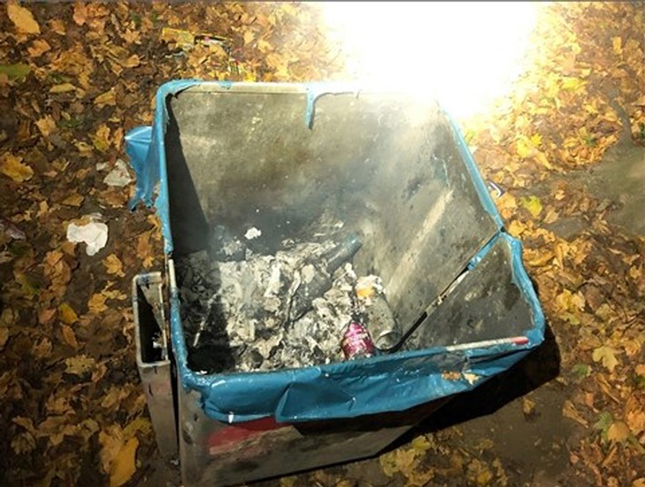 POL-ME: Mülleimer in Brand gesetzt - die Polizei ermittelt - Heiligenhaus - 2211012
