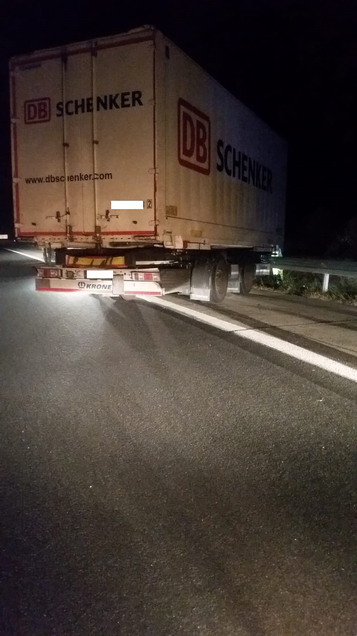 POL-LDK: Wetzlar: Anhänger löst sich von Lkw - Lasterfahrer setzt Tour auf der A45 ohne fort