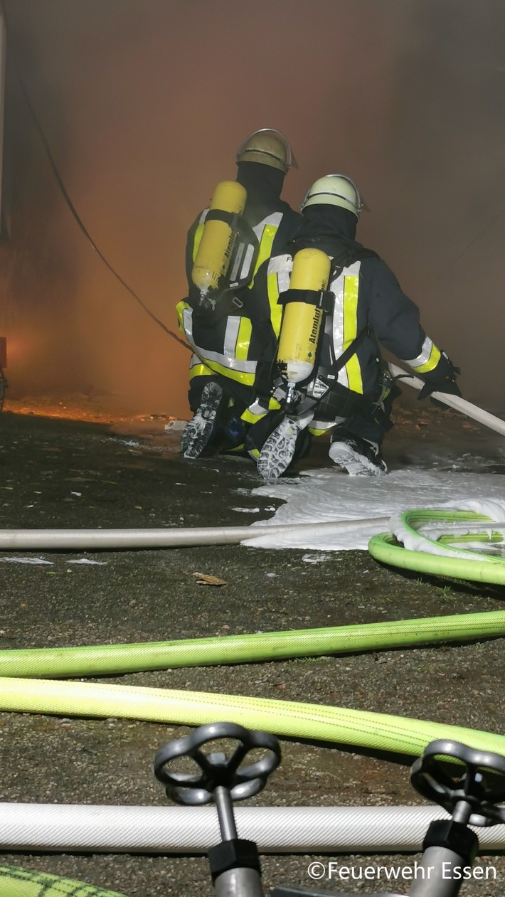 FW-E: Sperrmüllbrand an Hotelfassade - Keine Verletzten.