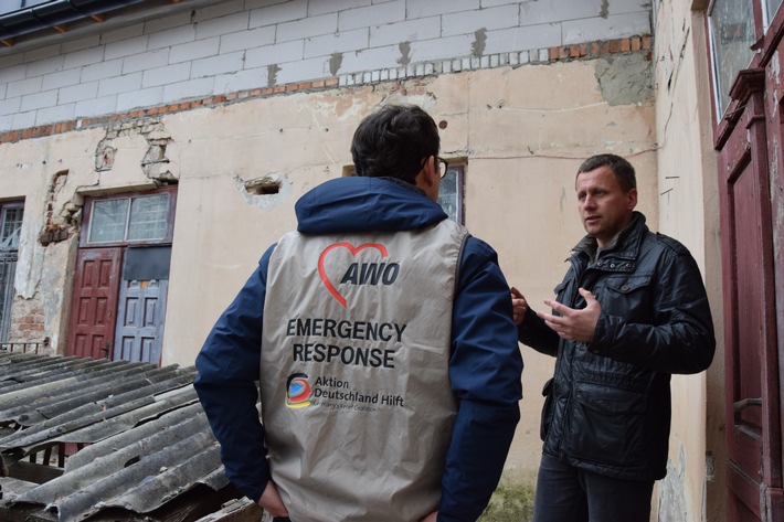Helfer machen beschädigte Häuser in der Ukraine bewohnbar. ©AWO International.jpg
