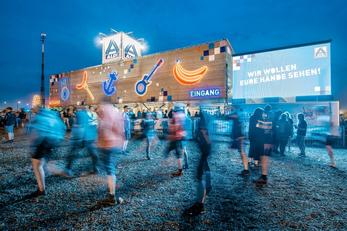 Fulminantes Comeback am Deich: ALDI Nord rockt 2022 wieder das DEICHBRAND Festival mit einer XXL Filiale