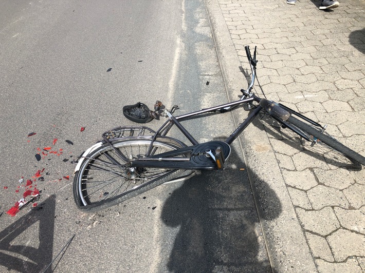 POL-PPMZ: Mainz-Laubenheim - Fahrrad gegen vorbeifahrenden Bus geworfen