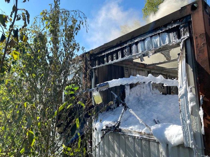 FW-GE: Brennender Bürocontainer auf Brachgelände an der Almastraße in Gelsenkirchen-Ückendorf