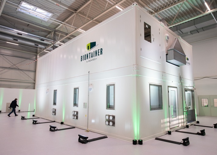 Ein aus mehreren Containern zusammengesetzter "Biontainer" steht in einer Produktionshalle des Pharma-Unternehmens Biontech in Marburg. Die Container in der Modul-Bauweise sollen in Zukunft in Afrika eingesetzt werden, um dort damit vor Ort mRNA-Impfstoffe zu produzieren. Dieses kleine Gebäude besteht aus Containern. Darin soll Impfstoff hergestellt werden. / Weiterer Text über ots und www.presseportal.de/nr/173268 / Die Verwendung dieses Bildes für redaktionelle Zwecke ist unter Beachtung aller mitgeteilten Nutzungsbedingungen zulässig und dann auch honorarfrei. Veröffentlichung ausschließlich mit Bildrechte-Hinweis.