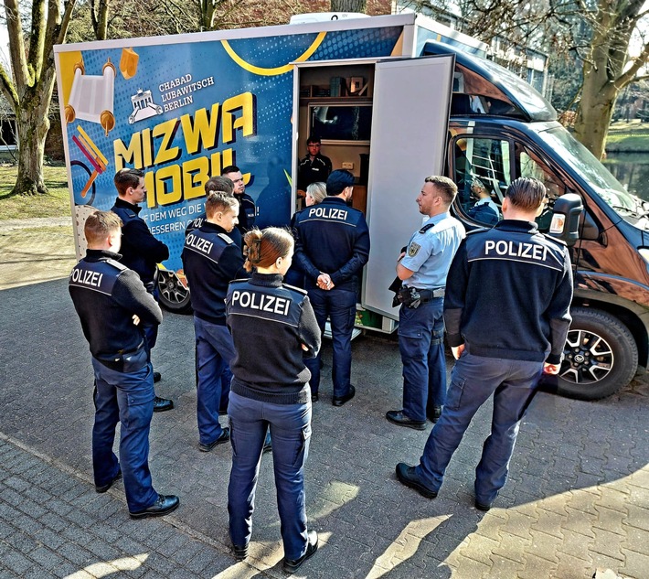 BPOL-AKAD: Jüdisches Leben zu Gast an der Bundespolizeiakademie: Studierende besuchen mobile Synagoge