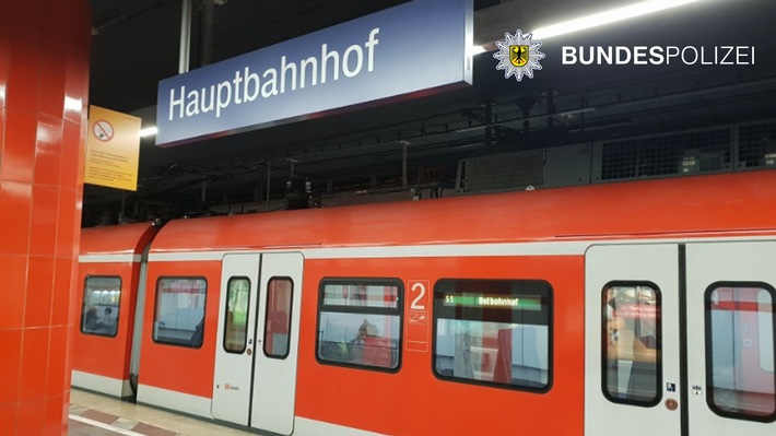 Bundespolizeidirektion München: Betrunkener mit Schutzengel / Mann fällt ins Gleis und schläft ein
