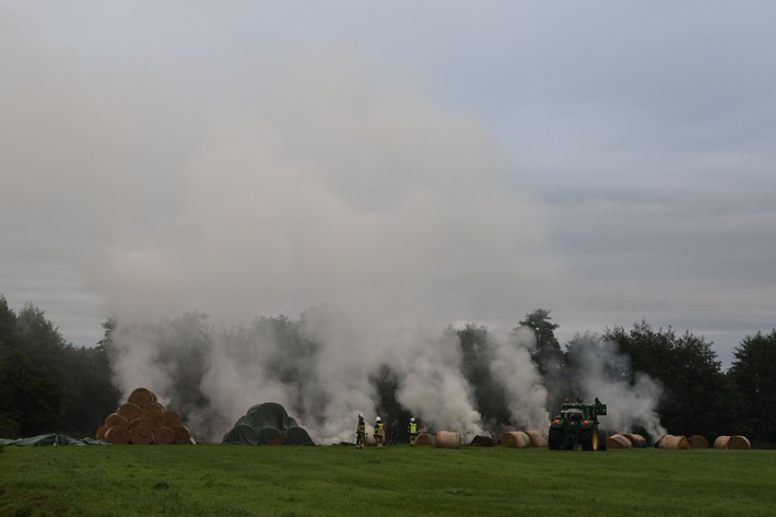 FW-PI: Barmstedt: Etwa 50 Rundballen Heu verbrannt - Feuerwehr bewahrt die gleiche Menge vor Schaden