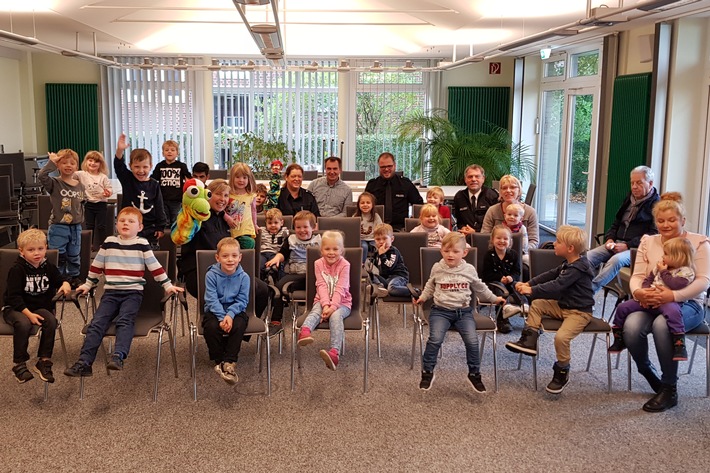 POL-WHV: Gewinnspiel zum 27. Puppenspielerfestival in Wilhelmshaven - 24 Kinder des Kindergarten &quot;KIDS 24&quot; erhielten am Montagvormittag eine Sondervorstellung (3 Fotos)