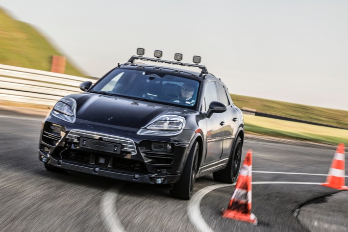 Prototypen des vollelektrischen Porsche Macan: zwischen digitaler und realer Welt