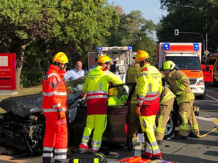 FW Ratingen: Verkehrsunfall zwischen zwei PKW - Feuerwehr Ratingen im Einsatz