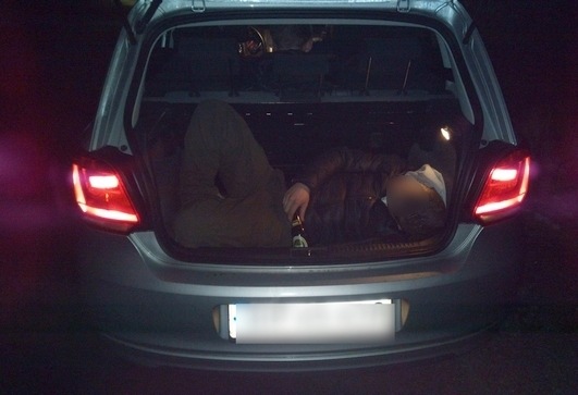 BPOL-FL: Fünf Männer im VW Polo - einer im Kofferraum