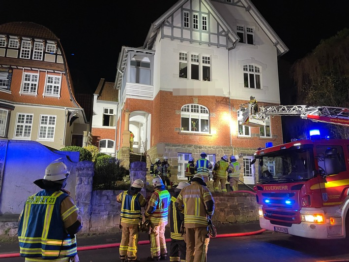 FF Bad Salzuflen: Ein Mensch bei Wohnungsbrand in der Bad Salzufler Innenstadt verletzt / Feuerwehr ist mit 30 Einsatzkräften am Herforder Tor