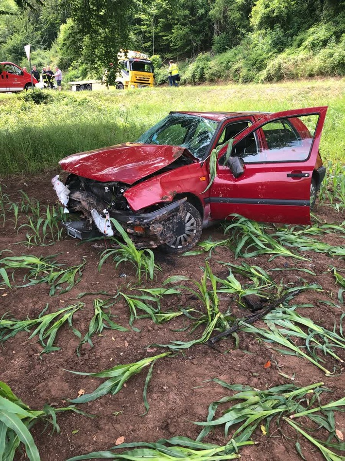 POL-HX: Auto überschlägt sich mehrfach und landet im Feld