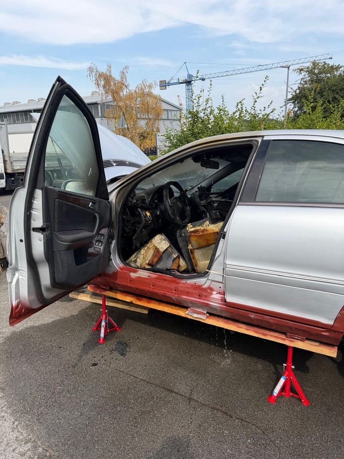 FW-EN: Fahrzeug brennt in Gewerbestraße