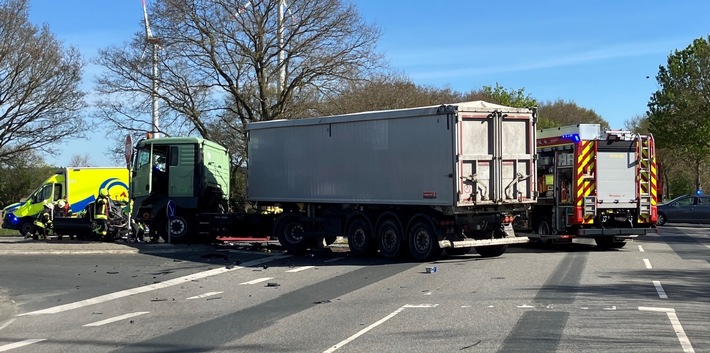 POL-CUX: Update zu tödlichem Verkehrsunfall auf der L135 im Bereich Hagen - Vollsperrung wird gegen 23:00 Uhr aufgehoben (Foto im Anhang)