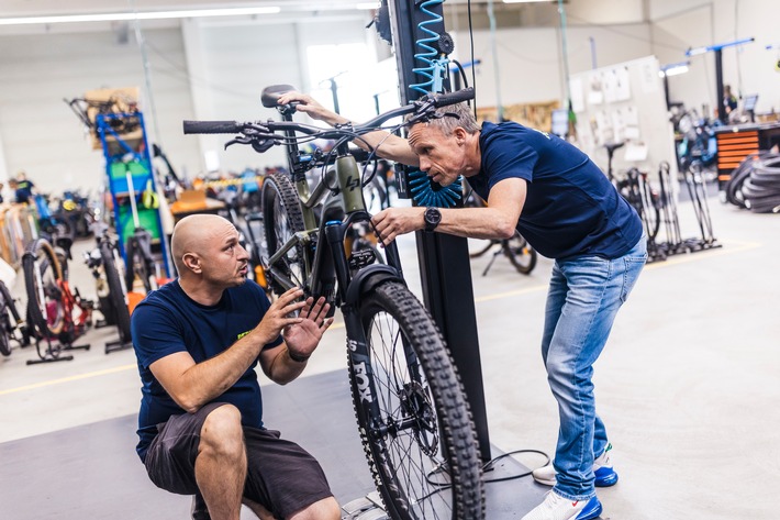 Refurbished E-Bikes jetzt auch im Dienstradleasing / Nachhaltige Mobilität: Rebike Mobility und BusinessBike geben E-Bikes ein zweites Leben