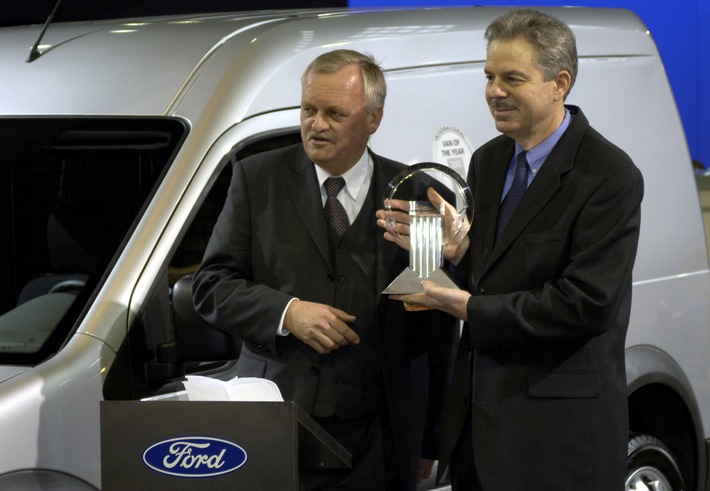 "International Van of the Year"-Trophäe und Design-Auszeichnung für Ford Transit Connect