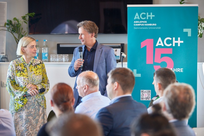 Welche Rolle spielt Künstliche Intelligenz für die Zukunft der medizinischen Lehre? / Podiumsdiskussion am Asklepios Campus Hamburg der Semmelweis Universität (ACH)