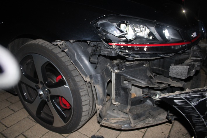 POL-PDKL: Fahrzeug auf Parkplatz beschädigt, Zeugen gesucht