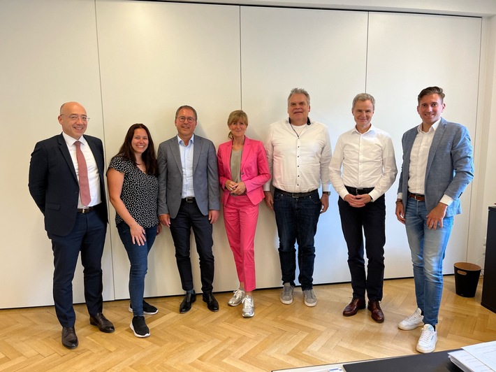 Die Bayerische gibt den erfolgreichen Verkauf ihres Tochterunternehmens iS2 AG an die teckpro AG bekannt