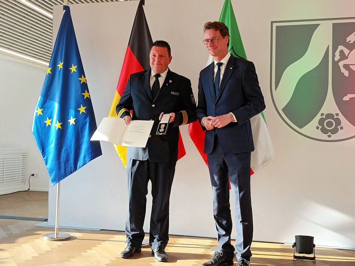 POL-DU: Bonn/Duisburg: Rettungsmedaille nach Flutkatastrophe - Ministerpräsident Wüst ehrt Polizeihauptkommissar