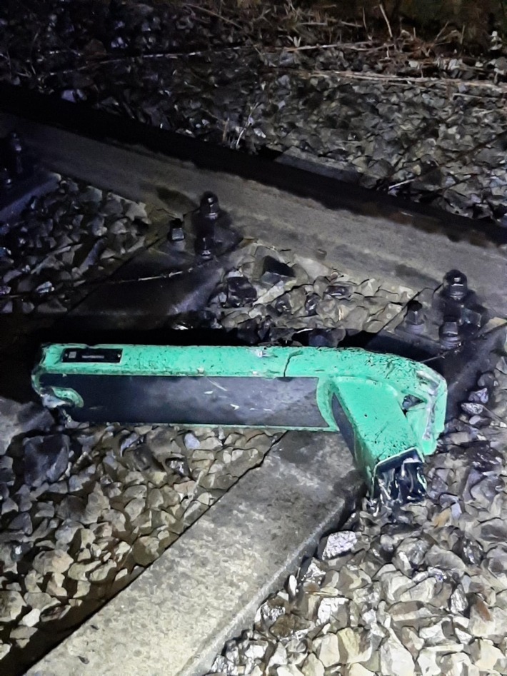 BPOLI MD: Zug überfährt E-Roller und wird beschädigt: Zeugenaufruf