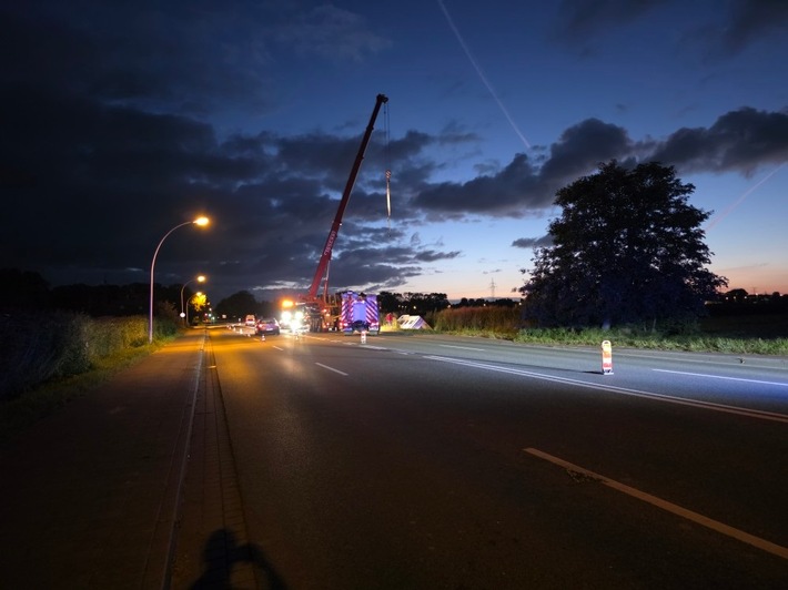 POL-CUX: Verkehrsunfall durch Sekundenschlaf mit Wohnmobil in Cuxhaven - Aufwändige Bergung (Foto im Anhang)