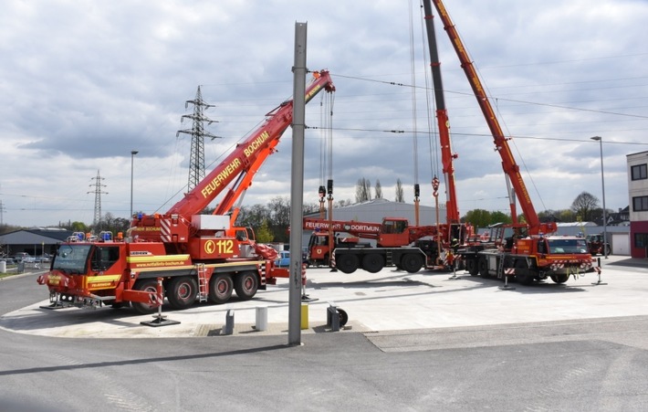 FW-DO: Gemeinsame Übung der Feuerwehrkräne aus Münster, Bochum,    Wuppertal und Dortmund am Ausbildungszentrum der Feuerwehr