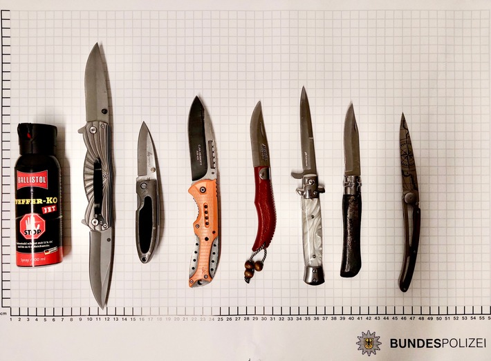 BPOL NRW: Bundespolizei zieht beim Treppentanz sieben Messer aus dem Verkehr