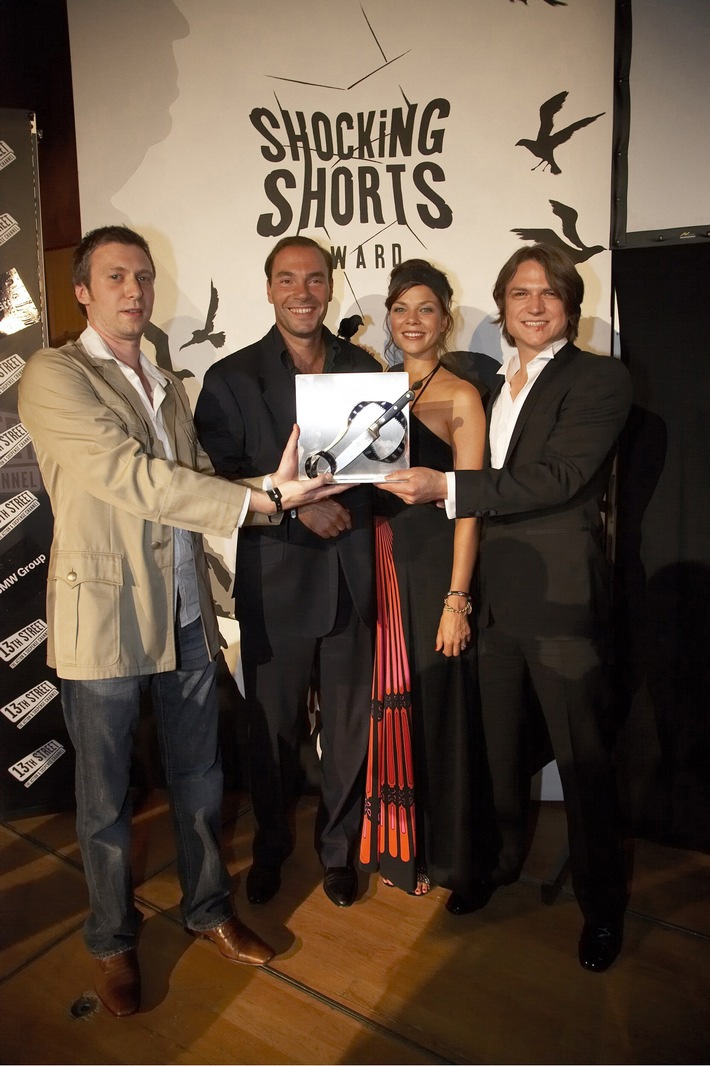 Der "Shocking Shorts Award 2006" geht an Arne Jysch und Rasmus Borowski / "Gastdozentin" Ursula Karven überreicht den Jungregisseuren den 13TH STREET-Kurzfilmpreis