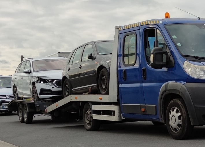 POL-OF: Unfall mit Polizeifahrzeug; Länderübergreifende Sicherheitskontrolle; Auto beschädigt und abgehauen; E-Scooter-Fahrer geschnitten und mehr