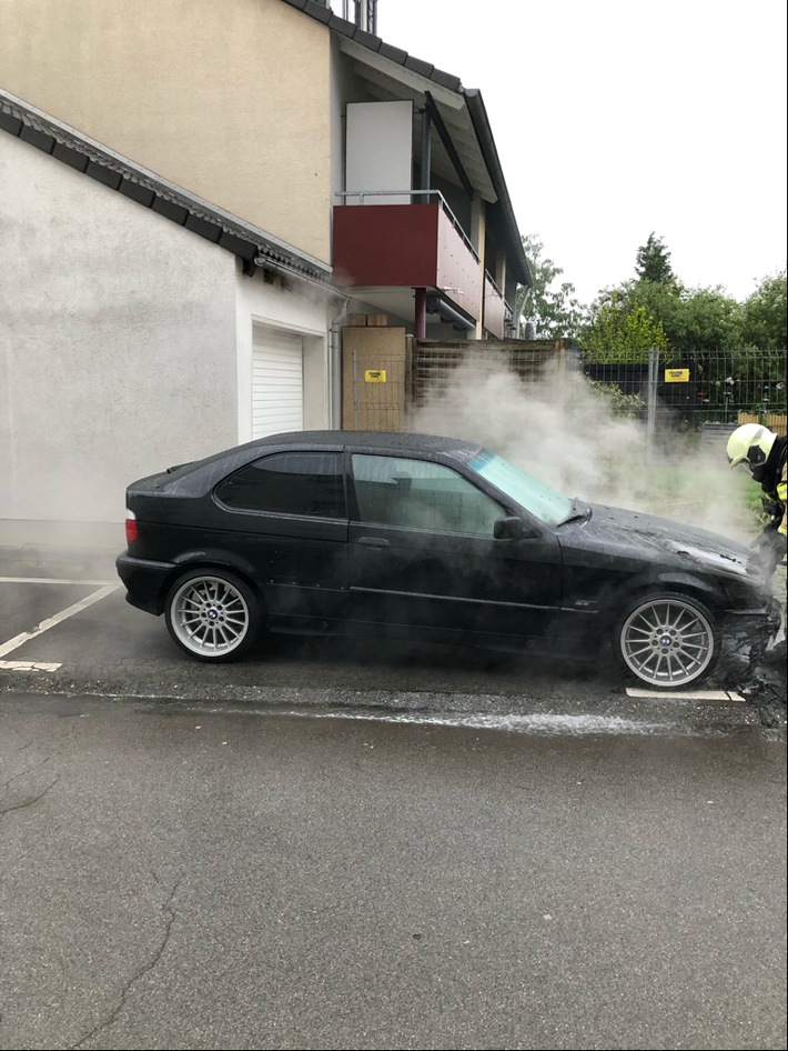 POL-ME: Brennender BMW - Polizei geht von Brandlegung aus - Hilden - 2105108