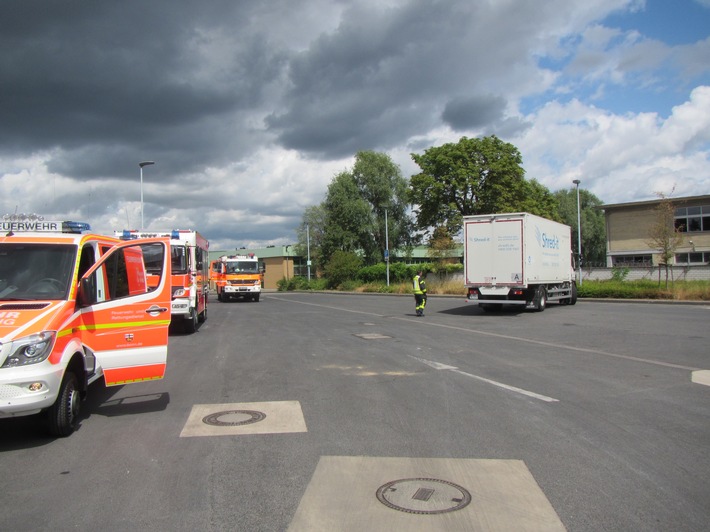 FW-BN: Feuerwehr löscht Brand in einem mobilen Aktenvernichter