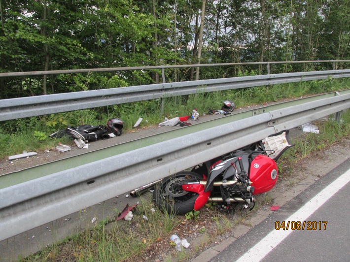 POL-HM: Verkehrsunfall mit schwerverletztem Motorradfahrer