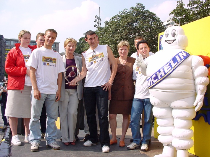 Verkehrssicherheitstour Paris-Berlin 2002 / ADAC-motorwelt-Team
gewinnt Jugendtour / Bundesministerin Dr. Christine Bergmann übergibt
Pokal in Berlin