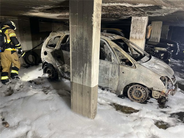 POL-NE: Auto in Tiefgarage gerät in Brand