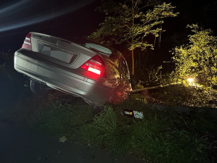 POL-HA: Autofahrer verliert Kontrolle über seinen Mercedes - Keine Fahrerlaubnis sowie positive Alkohol- und Drogentests
