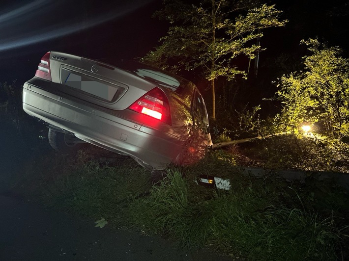 POL-HA: Autofahrer verliert Kontrolle über seinen Mercedes - Keine Fahrerlaubnis sowie positive Alkohol- und Drogentests