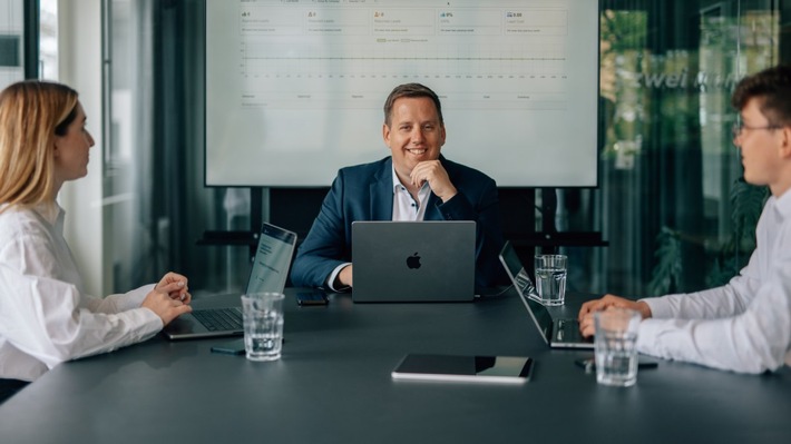 Preisverfall bei PV-Anlagen und steigende Erwartungen der Kunden – was das für den Vertrieb bedeutet