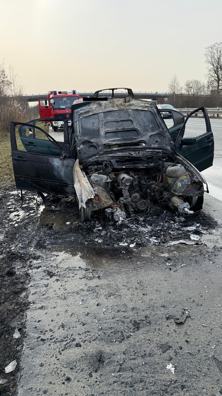 FW-ROW: Brennender Pkw auf der A1 - Feuer greift auf Böschung über