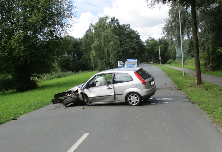 POL-OL: +++ Autofahrer nach Baumunfall schwer verletzt +++