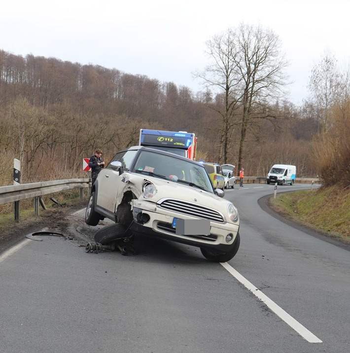 POL-HX: Mini kommt gegen die Leitplanke - Fahrerin verletzt