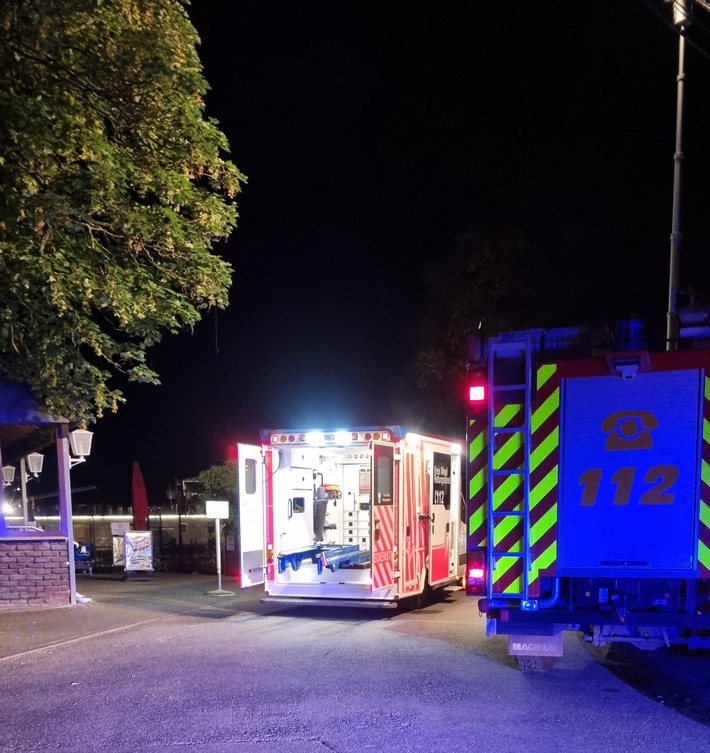 FW Xanten: Patiententransport von Flusskreuzfahrtschiff