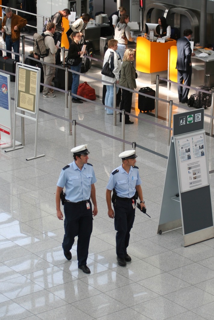 Bundespolizeidirektion München: Unkontrollierte Person im Sicherheitsbereich des Münchner Flughafens
- Bundespolizei muss Abfertigung stoppen -