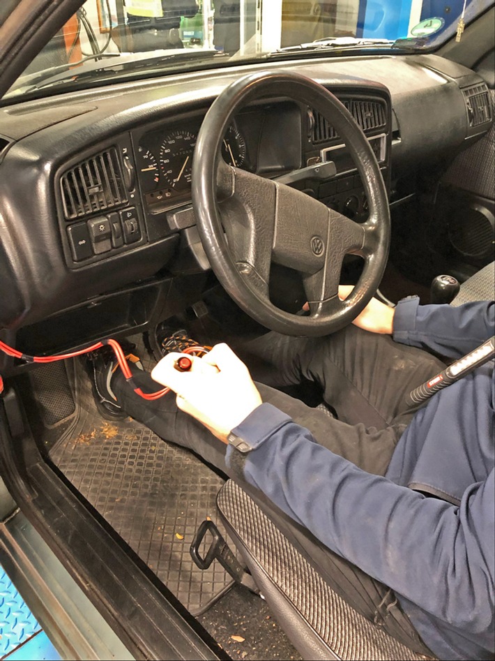 POL-ME: Verkehrsunsicheres Fahrzeug sofort aus dem Verkehr gezogen - Hilden - 2111095