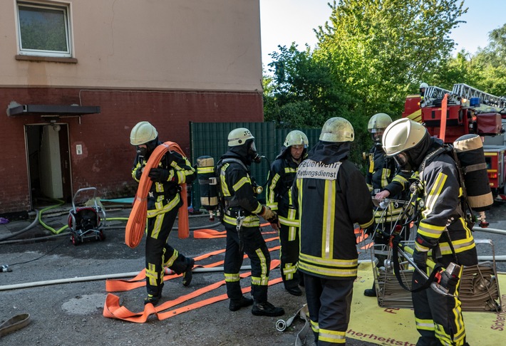 FW-BO: Wohnungsbrand in Riemke - Vier Personen werden leicht verletzt, Feuerwehr rettet Hund aus den Flammen