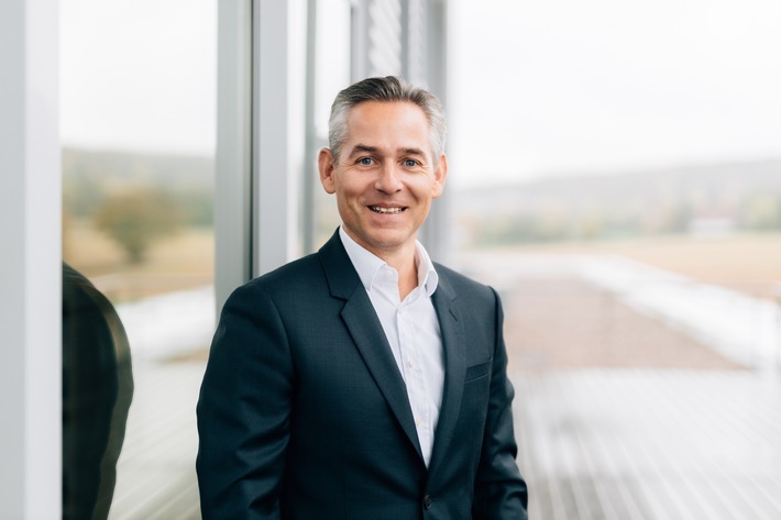 Norbert Rotter, Vorstandsvorsitzender der itelligence - NTT DATA Business Solutions: "Ich freue mich sehr über die Anerkennung der SAP für unser weltweit wachsendes Cloud-Business. Diese beiden ersten Preise für SAP SuccessFactors und SAP Ariba zu erhalten, ist für uns auch ein Anreiz, das Cloud-Geschäft gezielt weiter strategisch auszubauen und insbesondere in den Procurement-Bereich zu investieren. Unsere Kunden profitieren dabei auch vom weiteren Aus- und Aufbau des Partnernetzwerks und dem Know-how-Transfer, den itelligence leistet, um die neuesten SAP-Technologien auf den Punkt genau in Lösungen für die Digitalisierung umzusetzen." Weiterer Text über ots und www.presseportal.de/nr/24336 / Die Verwendung dieses Bildes ist für redaktionelle Zwecke honorarfrei. Veröffentlichung bitte unter Quellenangabe: "obs/itelligence AG"