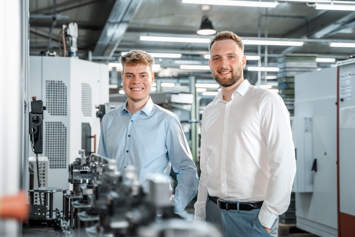 Die Risiken der Abhängigkeit: Marwin Gfrörer und Jan Kleinmann von der JMVision GmbH verraten, wie mittelständische Industriebetriebe ihre Zukunft sichern können