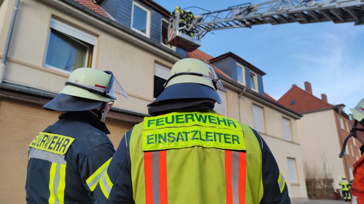 FW Celle: Geschossdecke durchgebrannt - Feuer in Mehrparteienhaus!