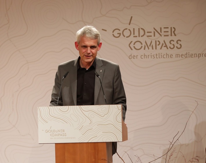 Bibel TV zeigt Medienpreis-Verleihung "Der Goldene Kompass 2021" / Preisträger sind Markus Lanz, Astrophysiker Prof. Heino Falcke und Influencer Johannes Mickenbecker ("The Real Life Guys")